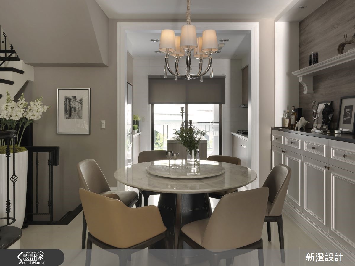 有別於繁複奢華的制式新古典風格，在此 52 坪住宅內，